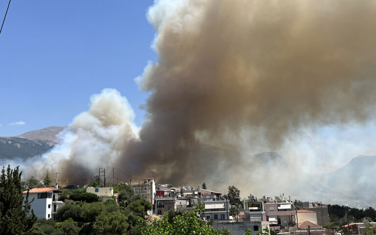 Μεγάλη φωτιά στην Πάτρα – Εκκενώθηκαν Καραμανδάνειο, Γηροκομείο και το ίδρυμα «Μέριμνα»