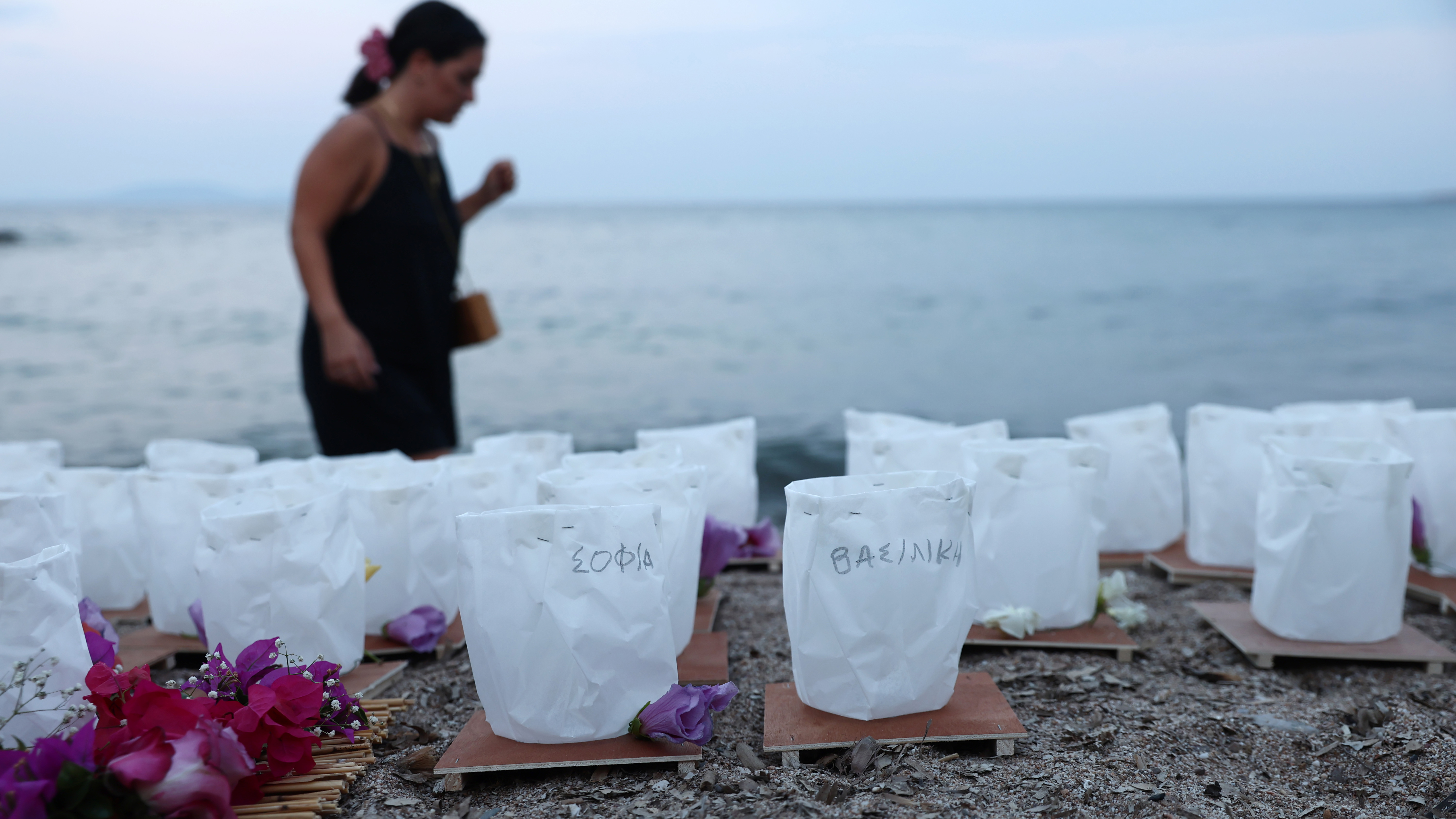 Μάτι: 104 φαναράκια στη μνήμη των θυμάτων-2