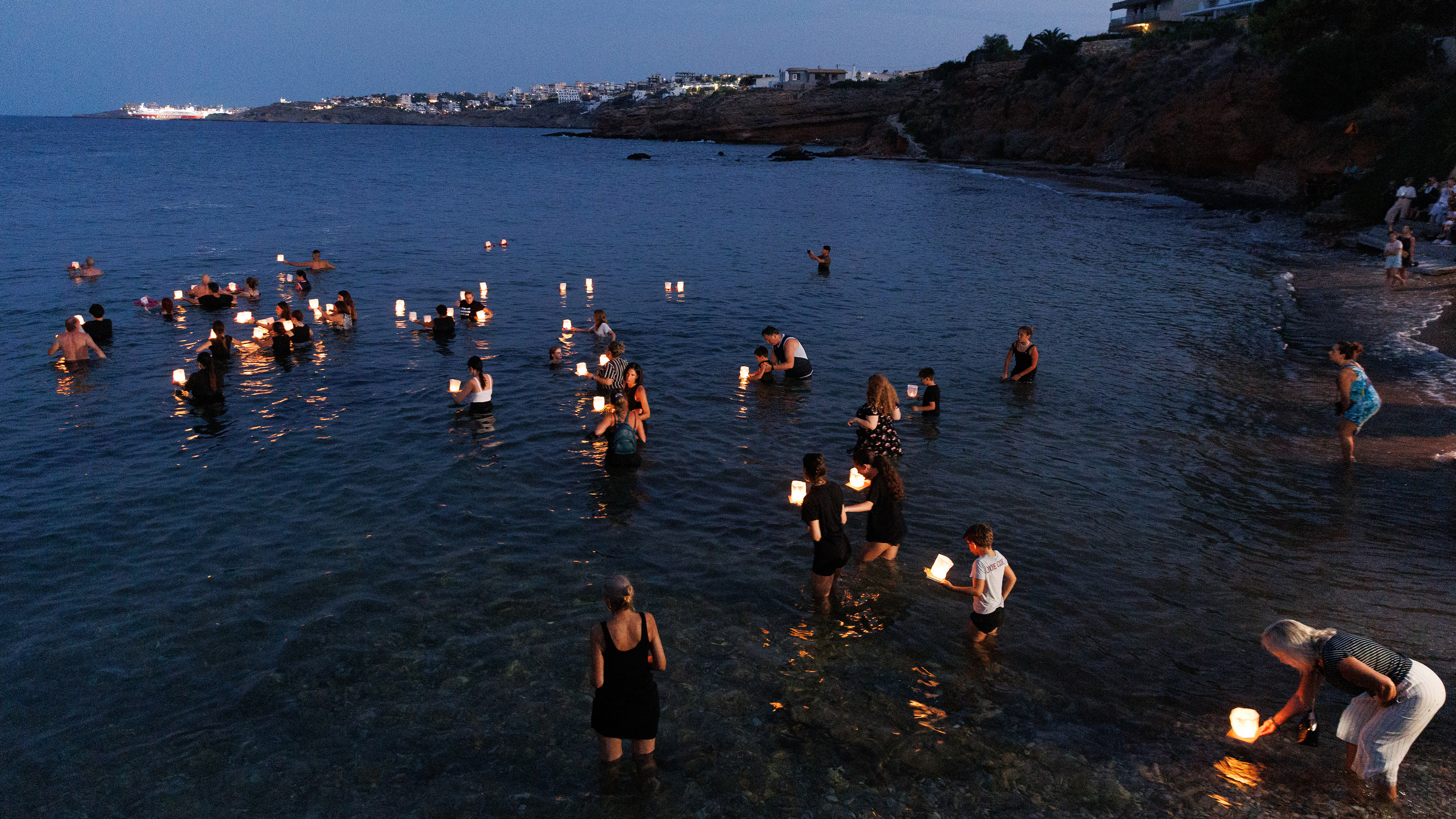 Μάτι: 104 φαναράκια στη μνήμη των θυμάτων-5