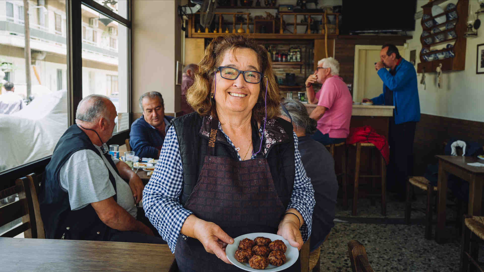 Ηράκλειο: Στο Καφενείο του Αλευρά φάγαμε τους καλύτερους κεφτέδες της ζωής μας