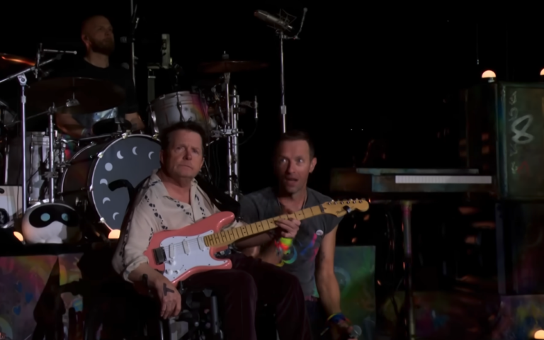 Ο Μάικλ Τζέι Φοξ έπαιξε κιθάρα σε συναυλία των Coldplay