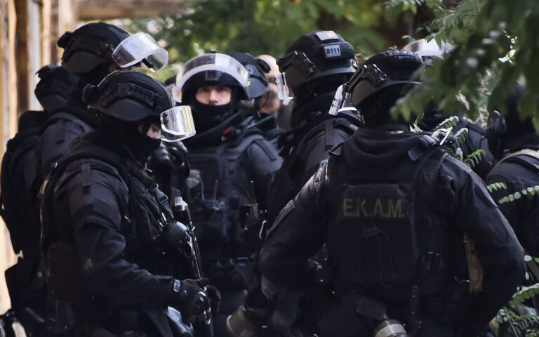 Αντιτρομοκρατική: 7 συλλήψεις για εμπρησμούς σε συναγωγή, ξενοδοχείο και κατάστημα στην Αθήνα