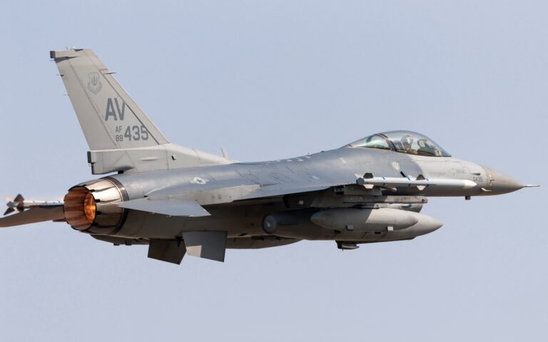 Η Ρωσία στοχεύει αεροπορικές βάσεις στην Ουκρανία, ενόψει της άφιξης των πρώτων F-16