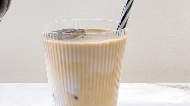 ισπανικό-παγωμένο-latte-με-ζαχαρούχο-γάλα-563103691