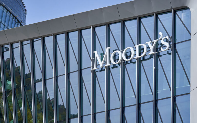 Η Moody’s αναβάθμισε την Εθνική και την Τράπεζα Πειραιώς