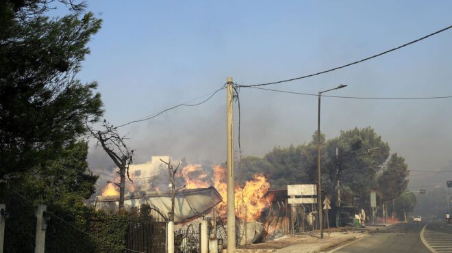 φωτιά-στην-αττική-αγώνας-δρόμου-για-να-563170894