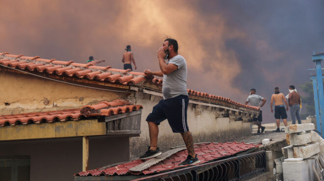 φωτιά-στην-αττική-ο-άνεμος-έσπρωχνε-τη-563170876