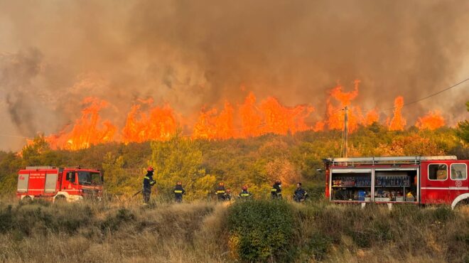 στο-πεντελικό-όρος-η-φωτιά-εκκένωση-563169283