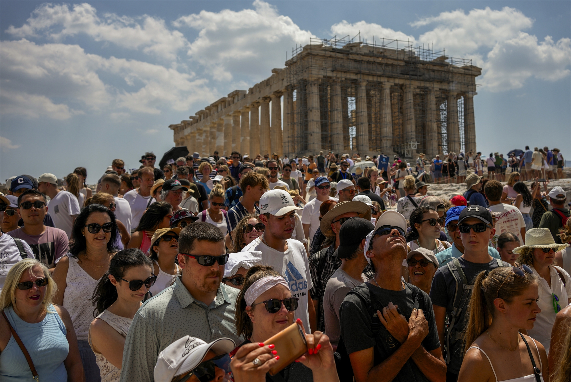 Οταν οι τουρίστες παρενοχλούν τους Κούρους-2