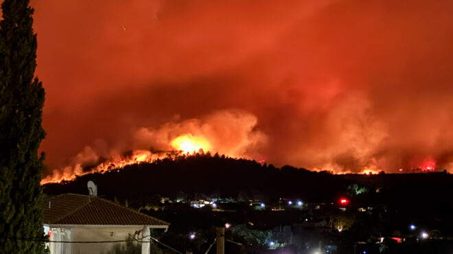 στο-πεντελικό-όρος-η-φωτιά-εκκένωση-563169268