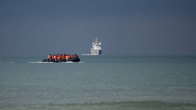 ναυάγιο-με-μετανάστες-στη-μάγχη-τουλά-563221657