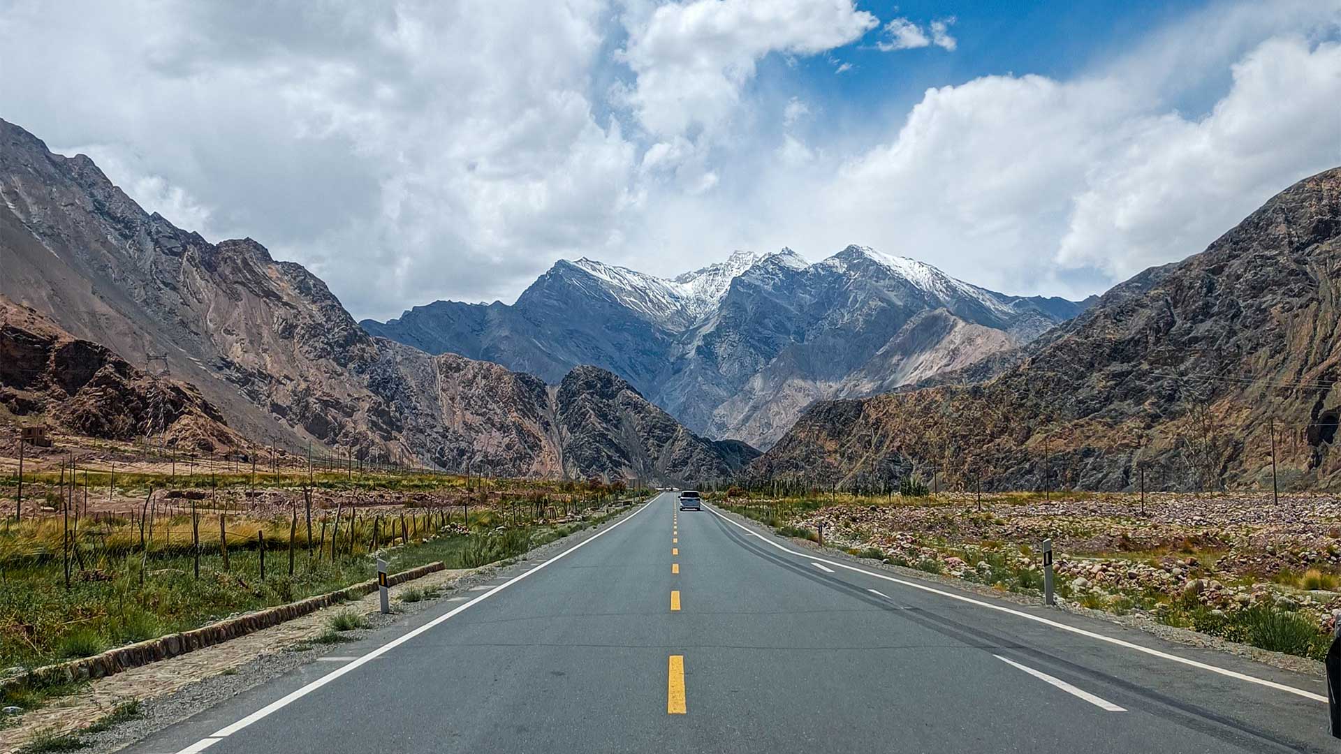 οδηγώντας-στον-αυτοκινητόδρομο-karakoram-της-563247493