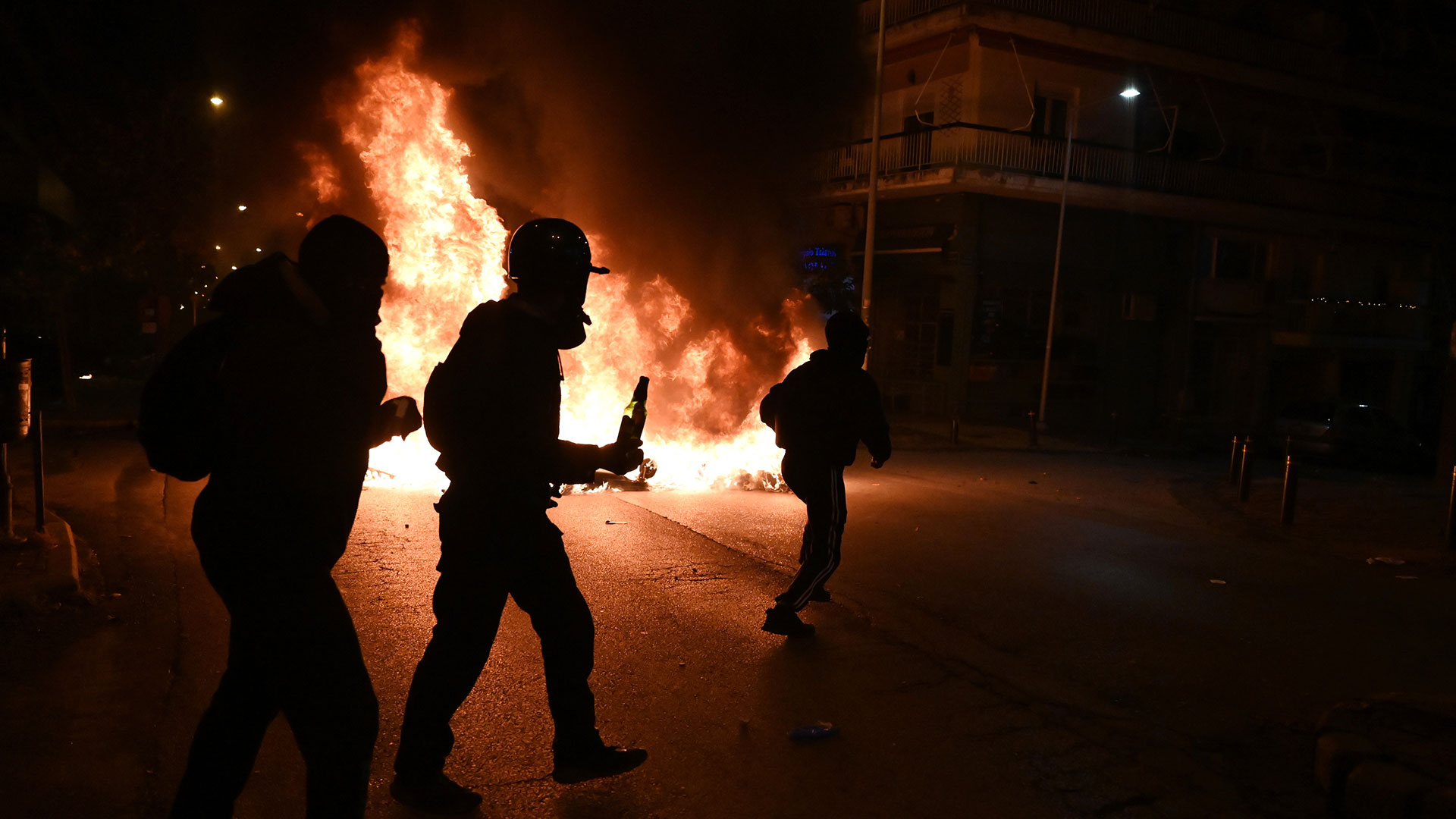 Επίθεση με μολότοφ κατά αστυνομικών στην Πλατεία Βικτωρίας	 – Δύο συλλήψεις