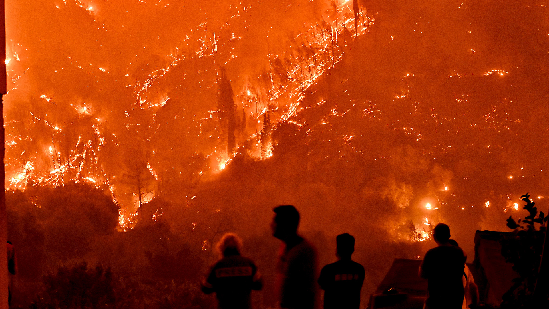 Φωτιά στην Κορινθία: Δύο νεκροί – Ολονύχτια μάχη με τις φλόγες-1