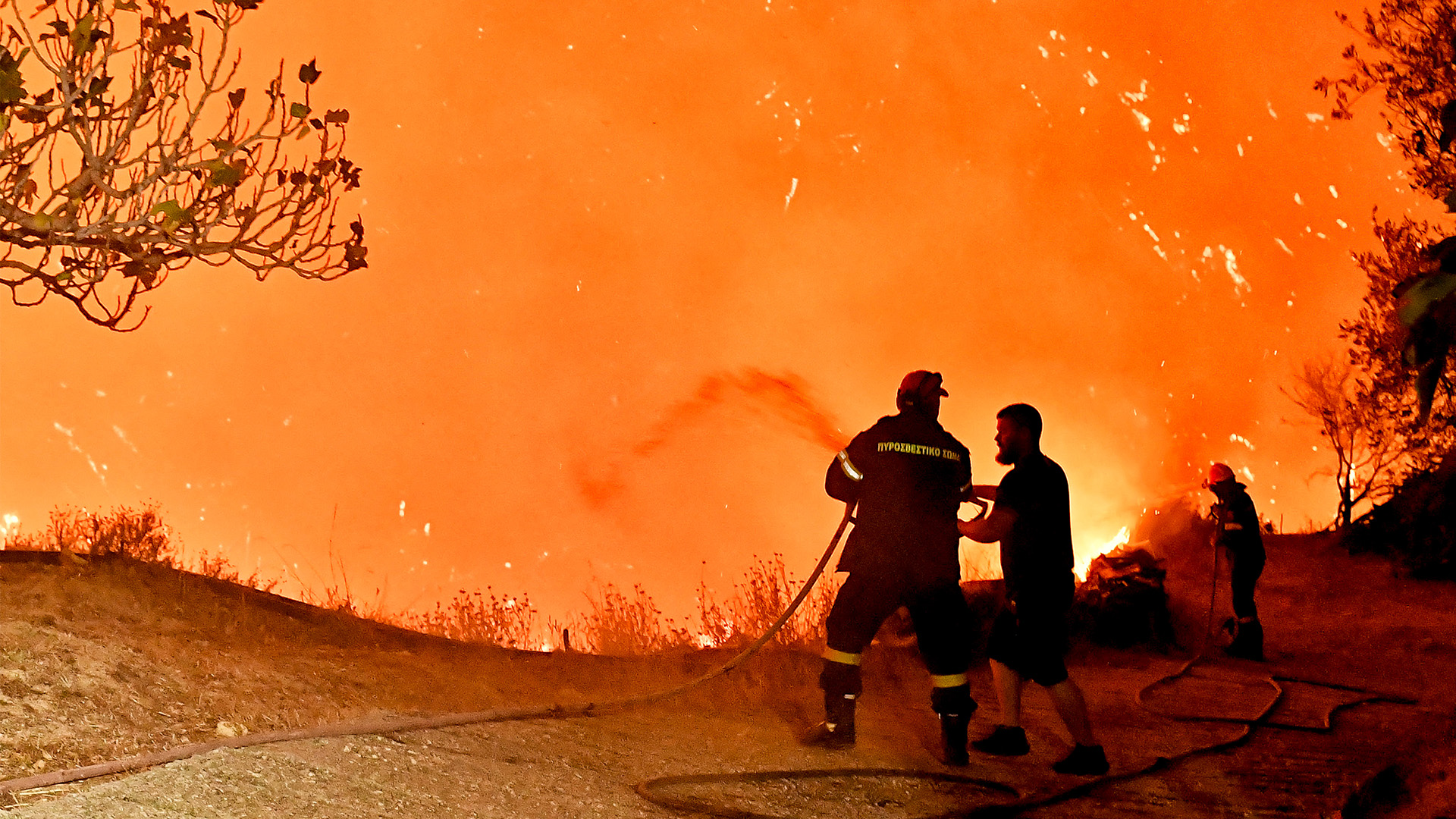 Φωτιά στην Κορινθία: Δύο νεκροί – Ολονύχτια μάχη με τις φλόγες-4