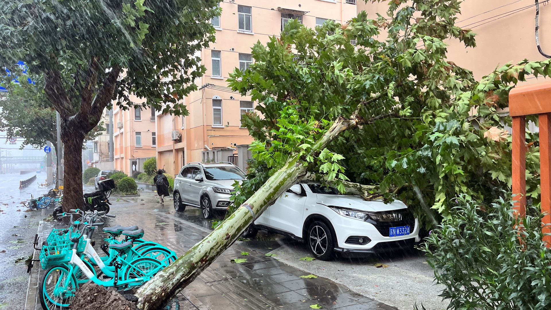 Κίνα: Ακύρωση πάνω από 1.600 πτήσεων, καθώς η Σαγκάη βιώνει τον χειρότερο τυφώνα σε 75 έτη