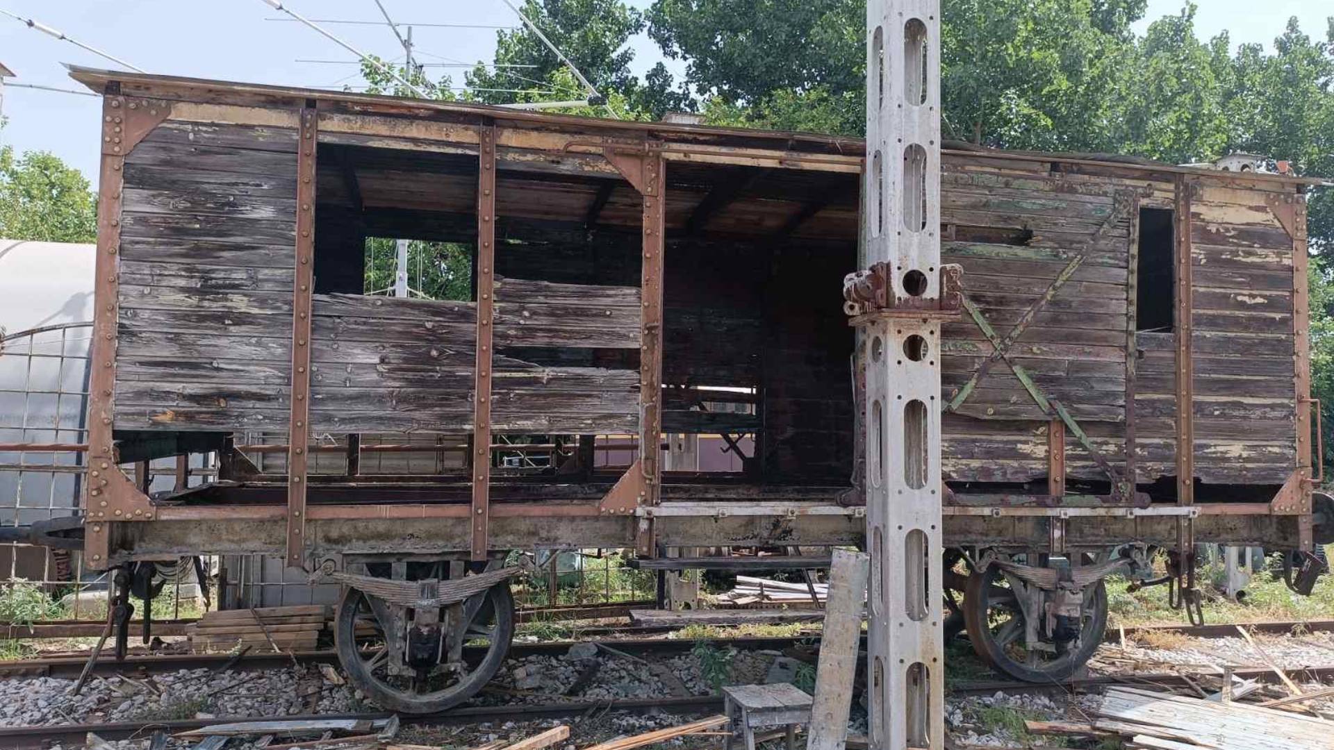 boxcars-used-to-deport-thessalonikis-jews-to-auschwitz-being-restored1