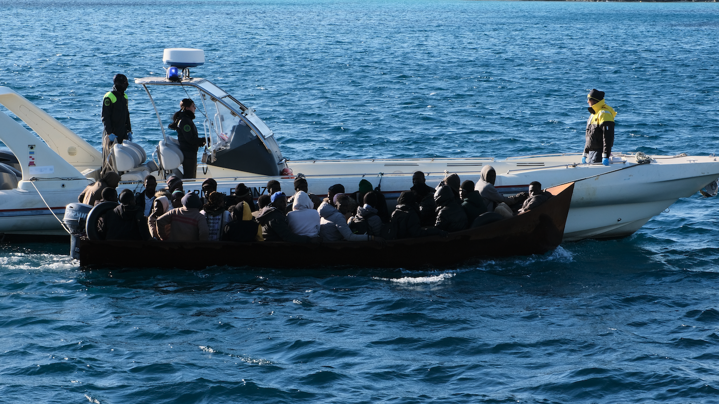 Η κυβέρνηση Μελόνι θέλει να παρακάμψει το δικαστικό μπλόκο για τη μεταφορά μεταναστών