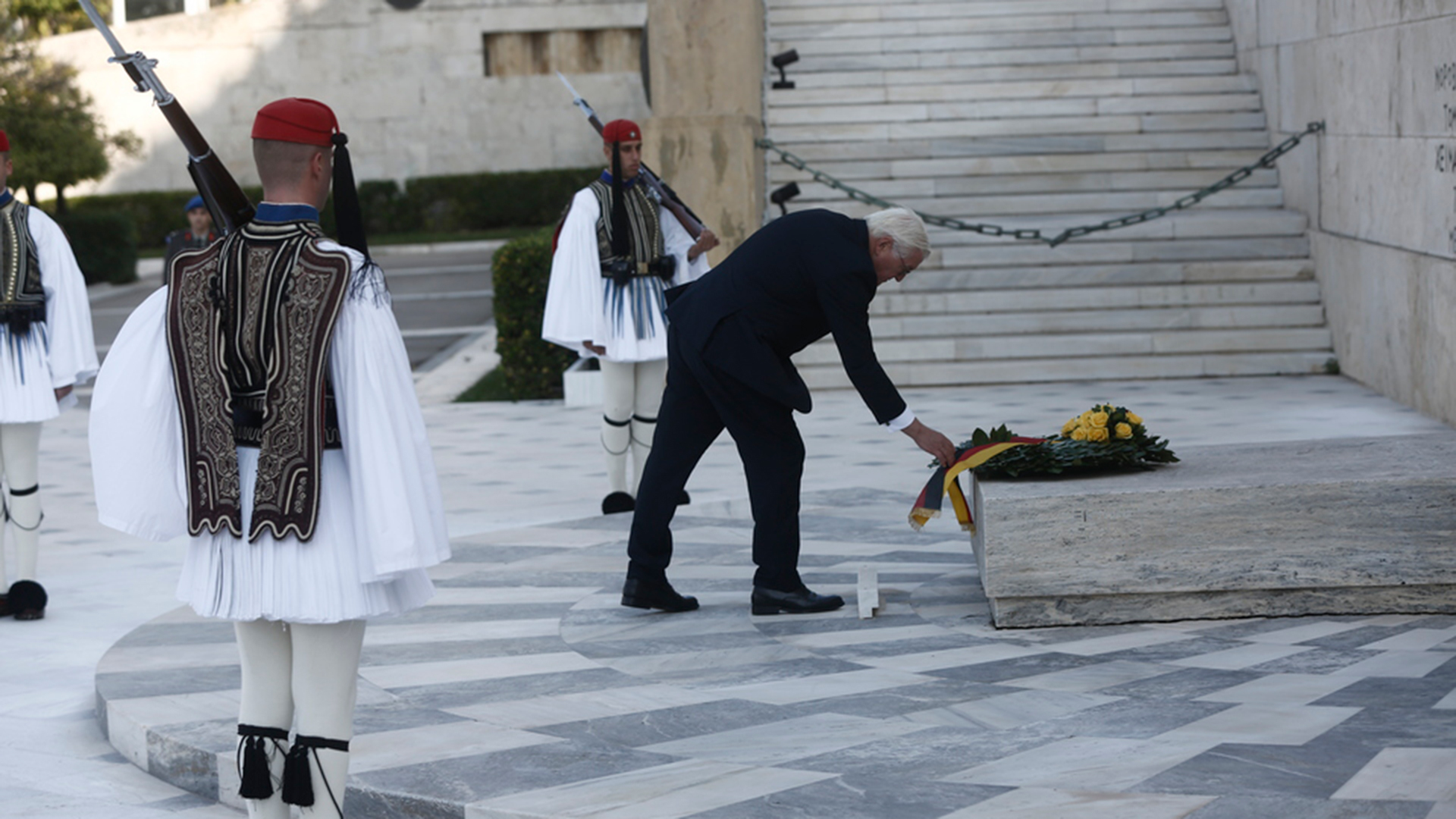 Στην Αθήνα ο Γερμανός πρόεδρος Σταϊνμάιερ – Κατέθεσε στεφάνι στον Αγνωστο Στρατιώτη