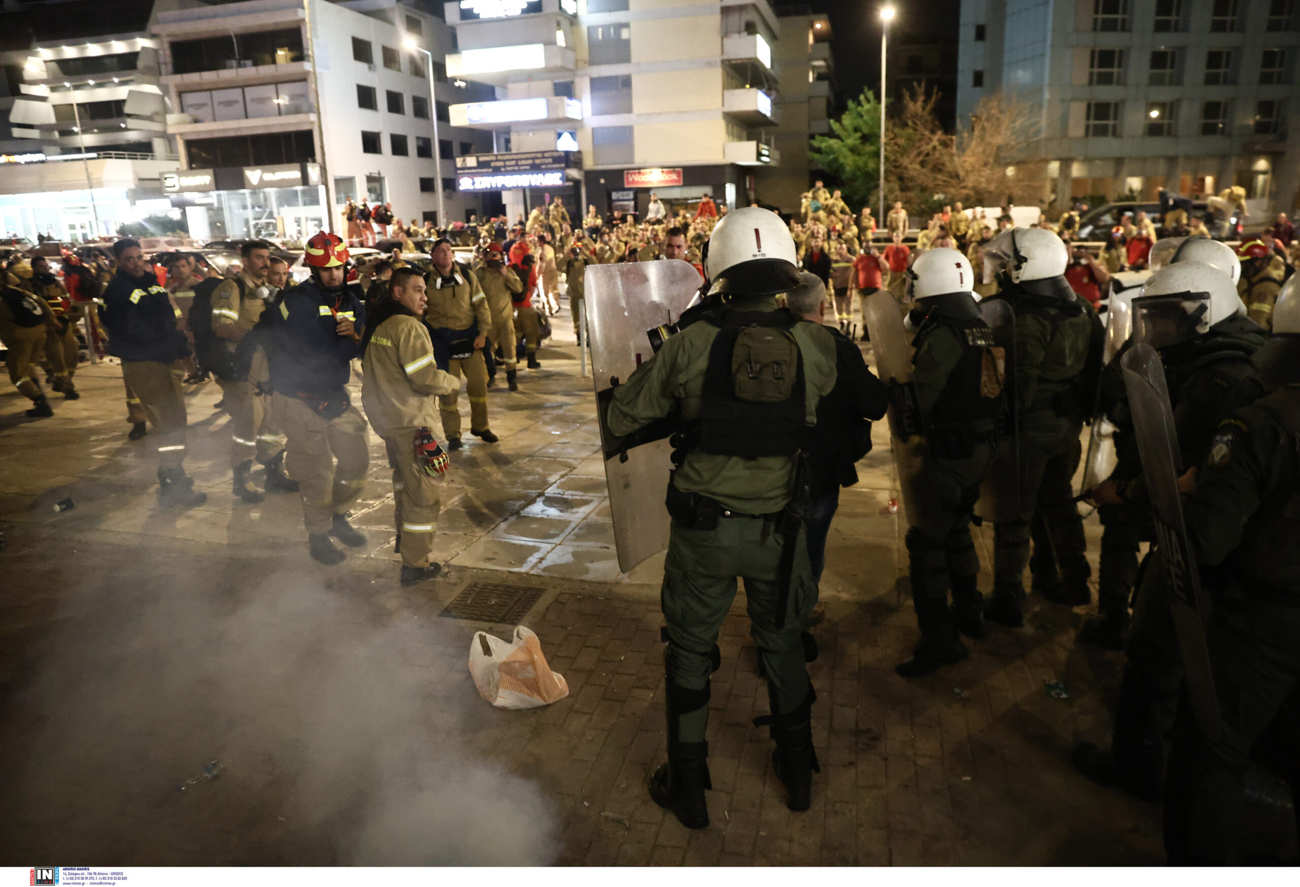 Επεισόδια στο υπουργείο Κλιματικής Κρίσης μεταξύ εποχικών πυροσβεστών και ΜΑΤ – 3 προσαγωγές