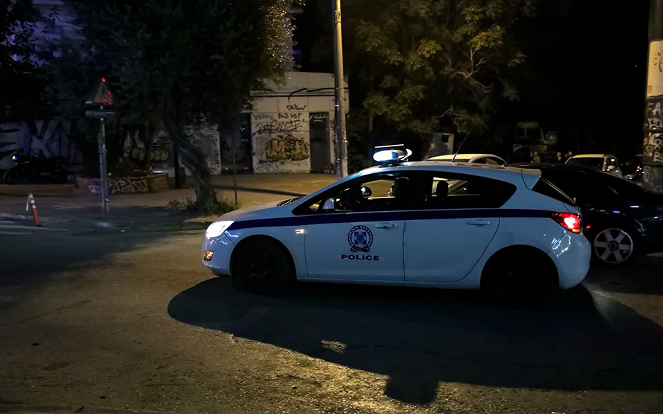 Κυψέλη: Παραδόθηκαν δύο αδέρφια για τον θάνατο του ξαδέλφου τους – Λένε ότι τους κακοποιούσε