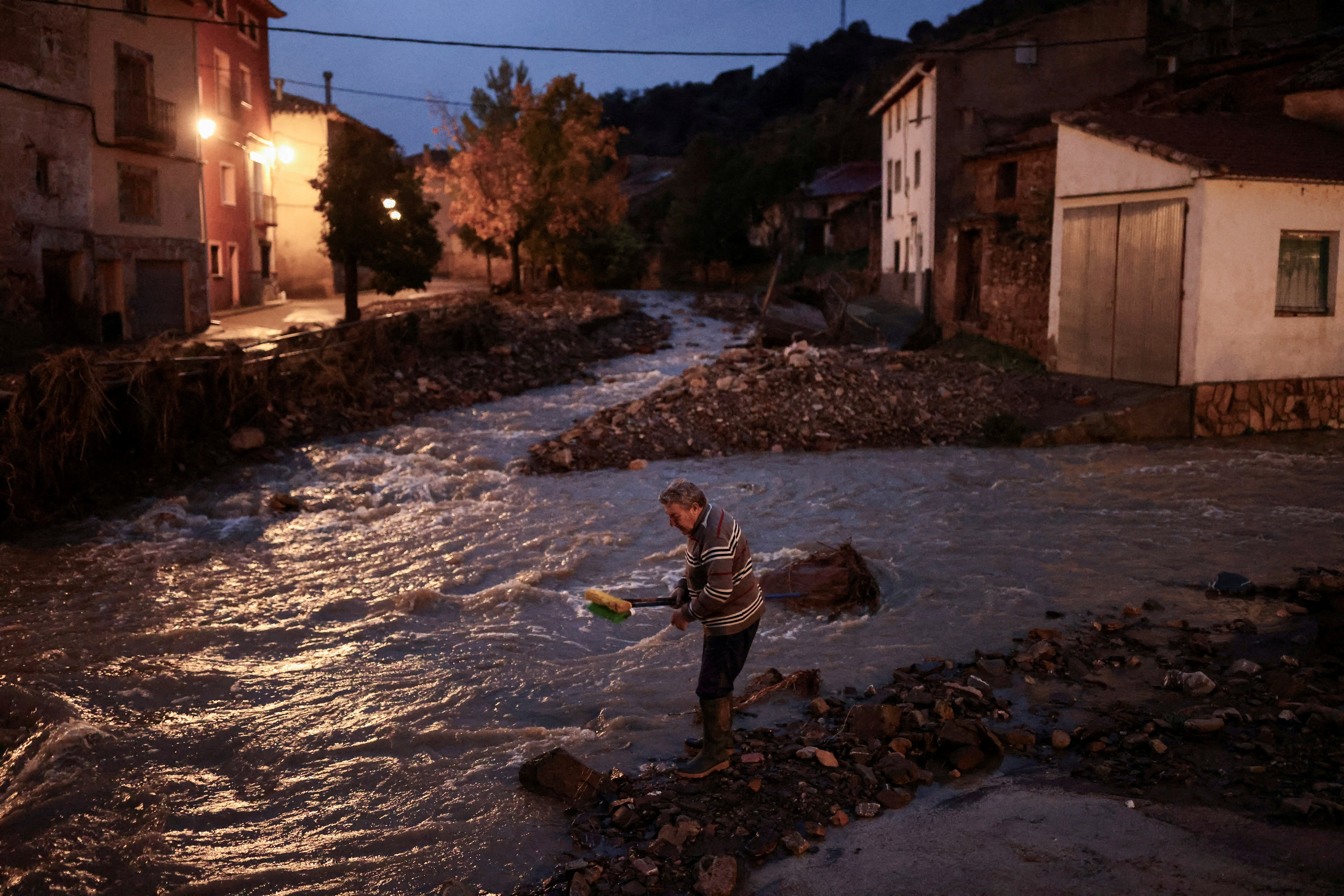 Η Ισπανία μετρά πληγές από τις φονικές πλημμύρες – «Η προειδοποίηση ήρθε αργά»-1