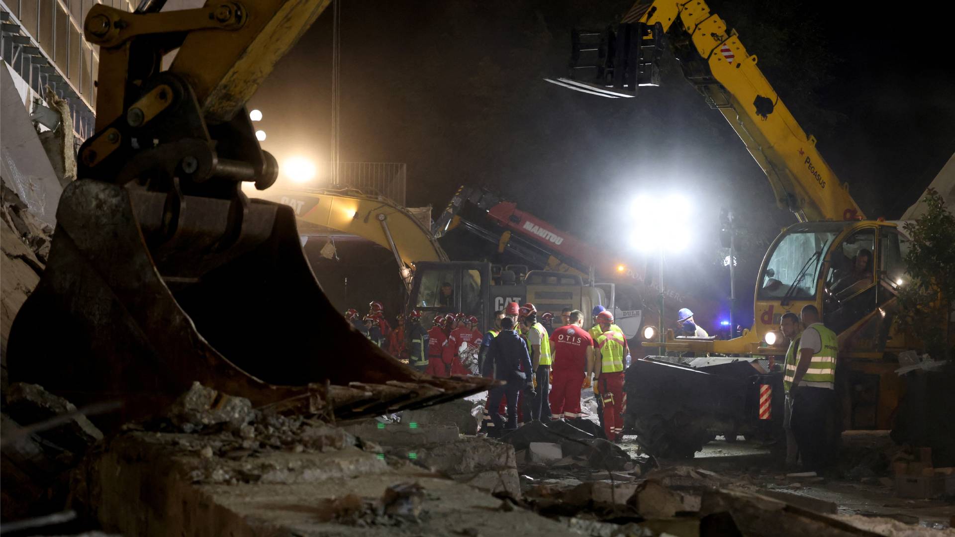 Σερβία: Η στιγμή της κατάρρευσης της στέγης στον σταθμό – Τους 14 έφτασαν οι νεκροί